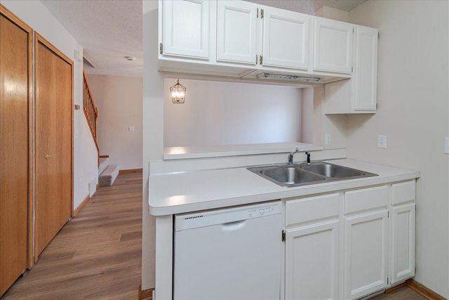 1937 Southcross Drive W 1106, Burnsville, MN 55306