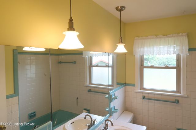 3503 Fernheather Dr, Louisville, KY 40216