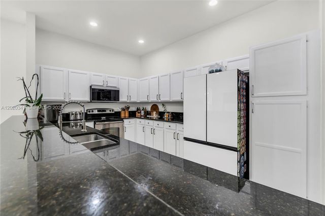 17064 SW 90th Way, Miami, FL 33196