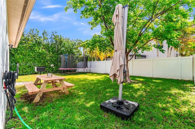 17064 SW 90th Way, Miami, FL 33196