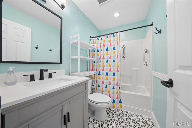 9318 Kenneth Place, St Louis, MO 63132
