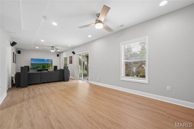 9318 Kenneth Place, St Louis, MO 63132
