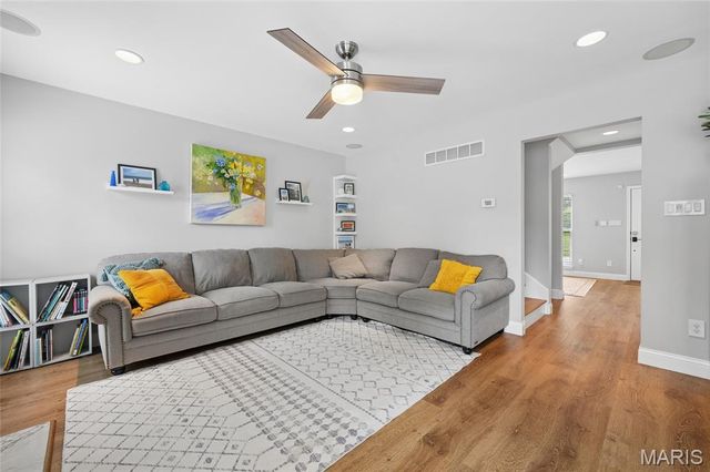 9318 Kenneth Place, St Louis, MO 63132