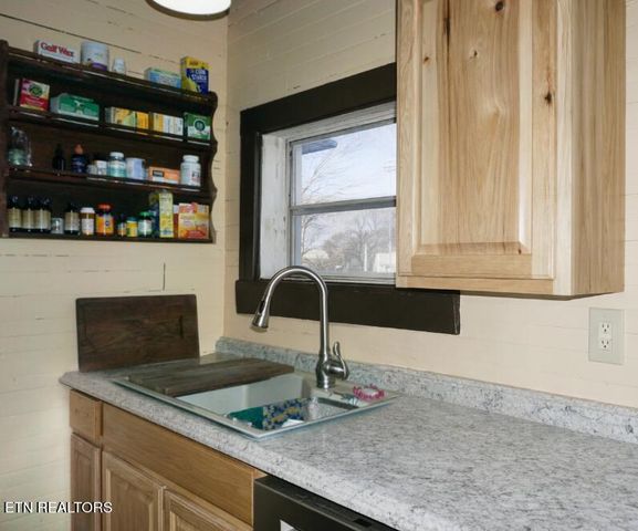 416 W Wheeler St, Rockwood, TN 37854