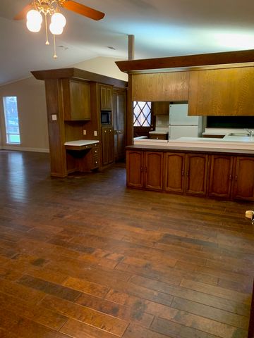 913 W Northgate Drive, Irving, TX 75062