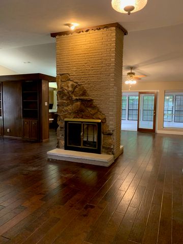 913 W Northgate Drive, Irving, TX 75062