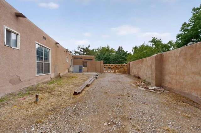 3300 La Mancha Drive NW, Albuquerque, NM 87104