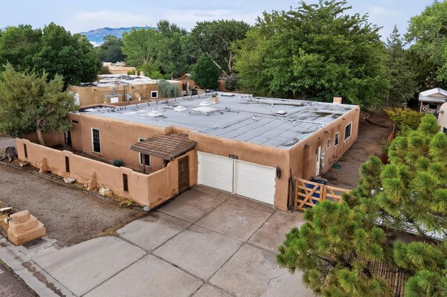 3300 La Mancha Drive NW, Albuquerque, NM 87104