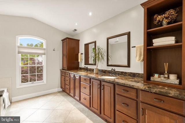 2801 S JOYCE ST, Arlington, VA 22202