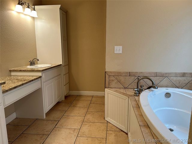 10816 W Highway 9 Highway, Whitefield, OK 74472