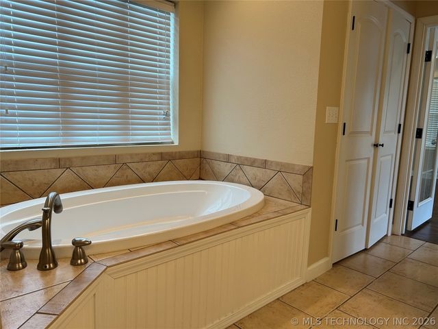 10816 W Highway 9 Highway, Whitefield, OK 74472