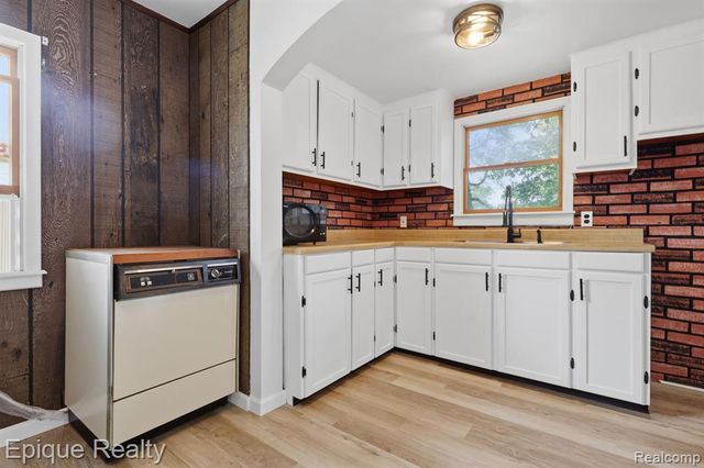 22095 Elmwood Avenue, Eastpointe, MI 48021