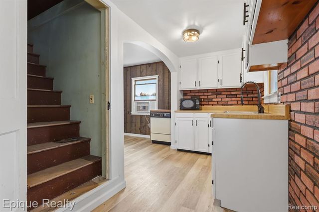 22095 Elmwood Avenue, Eastpointe, MI 48021