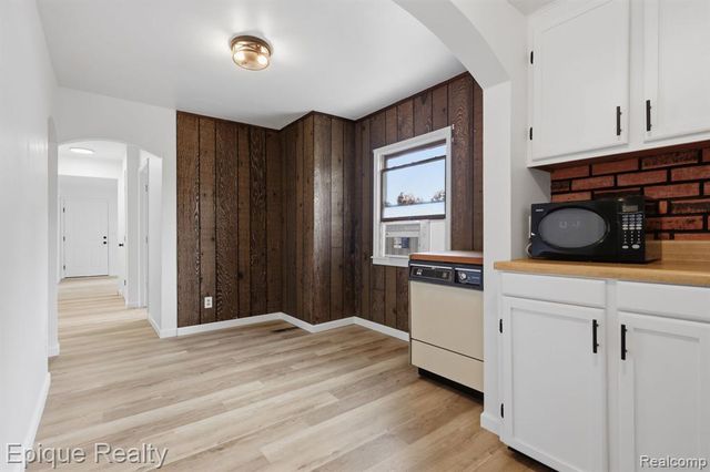 22095 Elmwood Avenue, Eastpointe, MI 48021