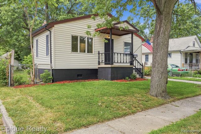22095 Elmwood Avenue, Eastpointe, MI 48021