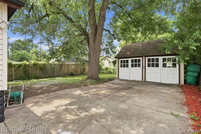 22095 Elmwood Avenue, Eastpointe, MI 48021
