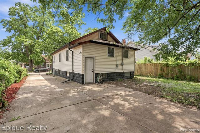 22095 Elmwood Avenue, Eastpointe, MI 48021