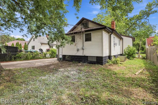 22095 Elmwood Avenue, Eastpointe, MI 48021