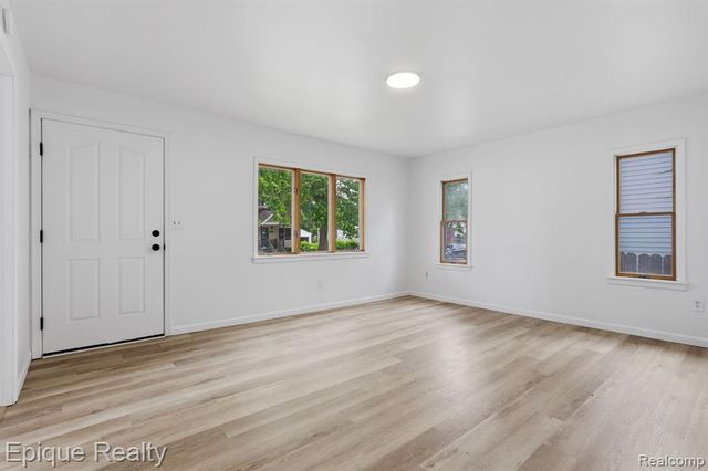 22095 Elmwood Avenue, Eastpointe, MI 48021