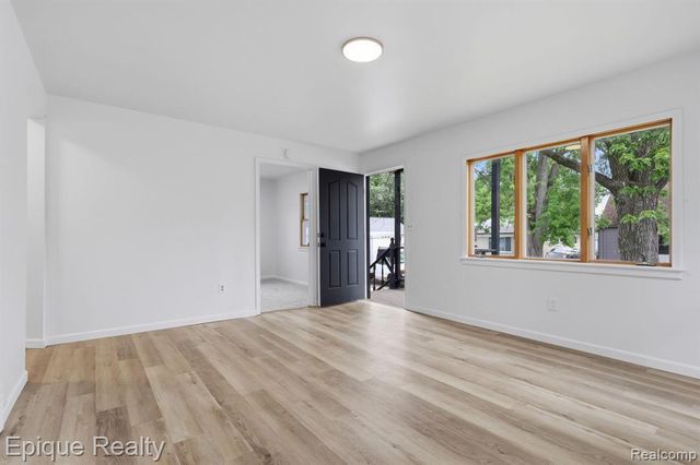 22095 Elmwood Avenue, Eastpointe, MI 48021