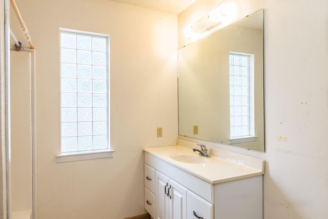 806 Saint Michael ST, Gonzales, TX 78629