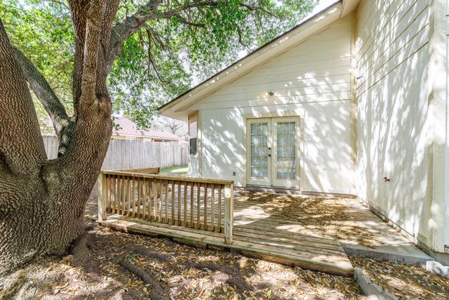 806 Saint Michael ST, Gonzales, TX 78629