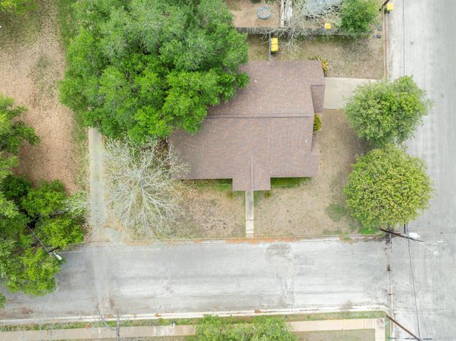 806 Saint Michael ST, Gonzales, TX 78629