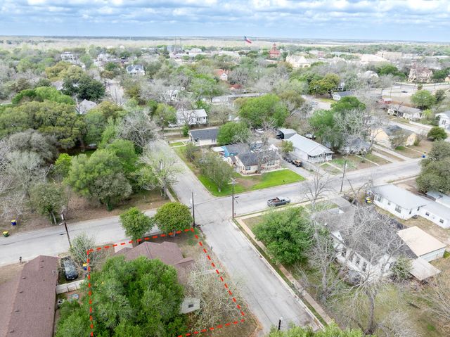 806 Saint Michael ST, Gonzales, TX 78629