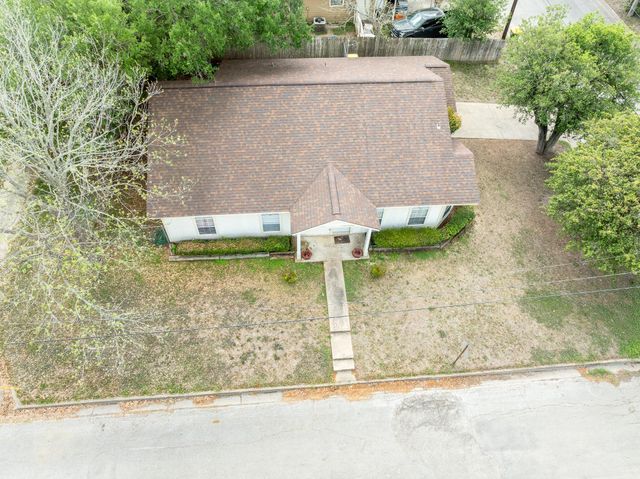 806 Saint Michael ST, Gonzales, TX 78629