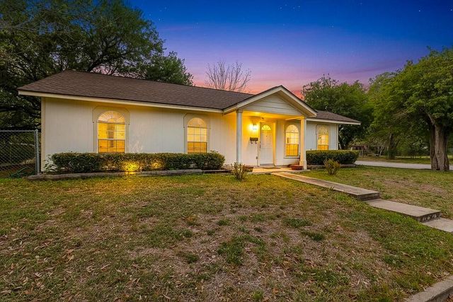 806 Saint Michael ST, Gonzales, TX 78629