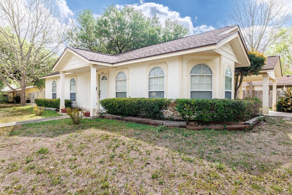 806 Saint Michael ST, Gonzales, TX 78629