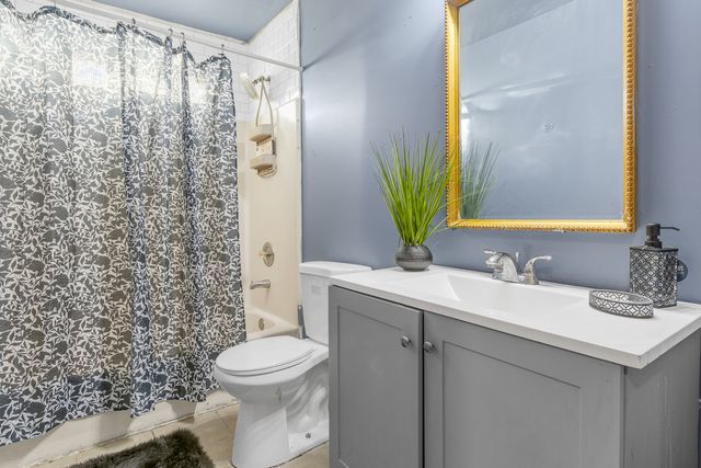 26235 N Walnut Avenue, Mundelein, IL 60060