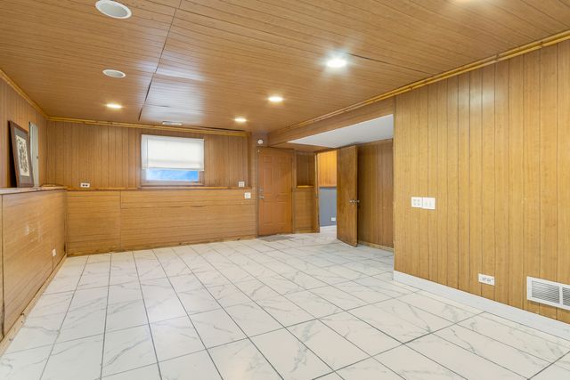 26235 N Walnut Avenue, Mundelein, IL 60060