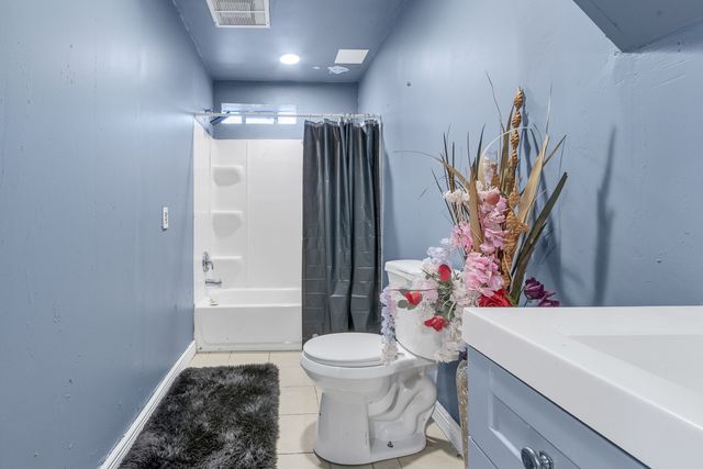 26235 N Walnut Avenue, Mundelein, IL 60060