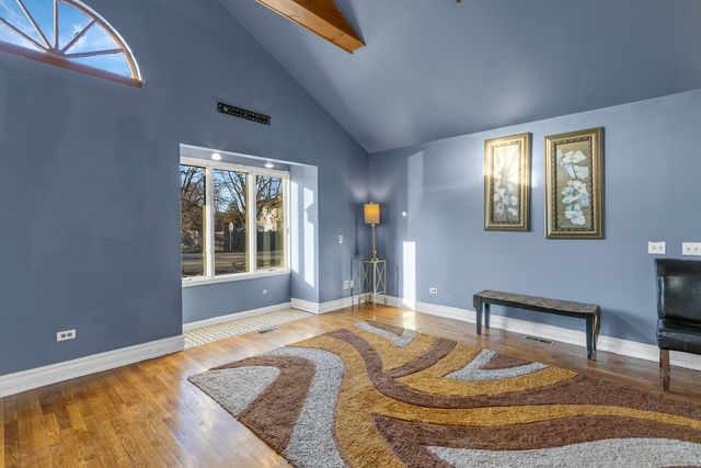 26235 N Walnut Avenue, Mundelein, IL 60060