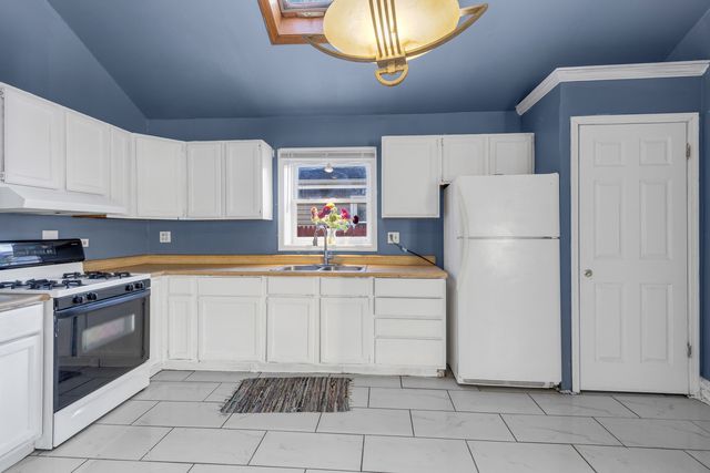 26235 N Walnut Avenue, Mundelein, IL 60060