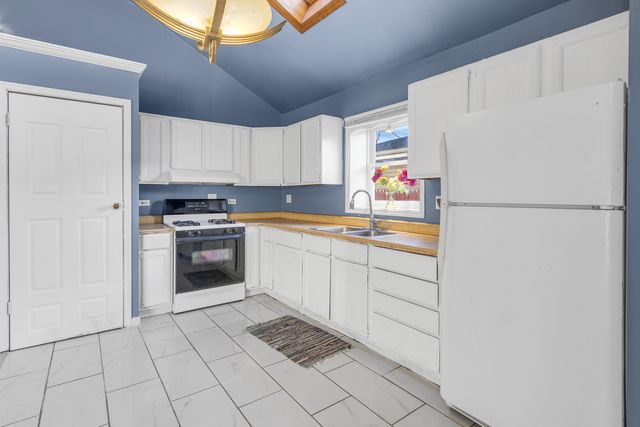 26235 N Walnut Avenue, Mundelein, IL 60060