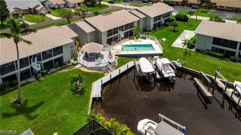 Image 4 of property listing at 4708 SW 8th PL 105, Cape Coral, FL 33914