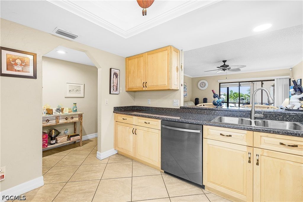 Image 6 of property listing at 4708 SW 8th PL 105, Cape Coral, FL 33914