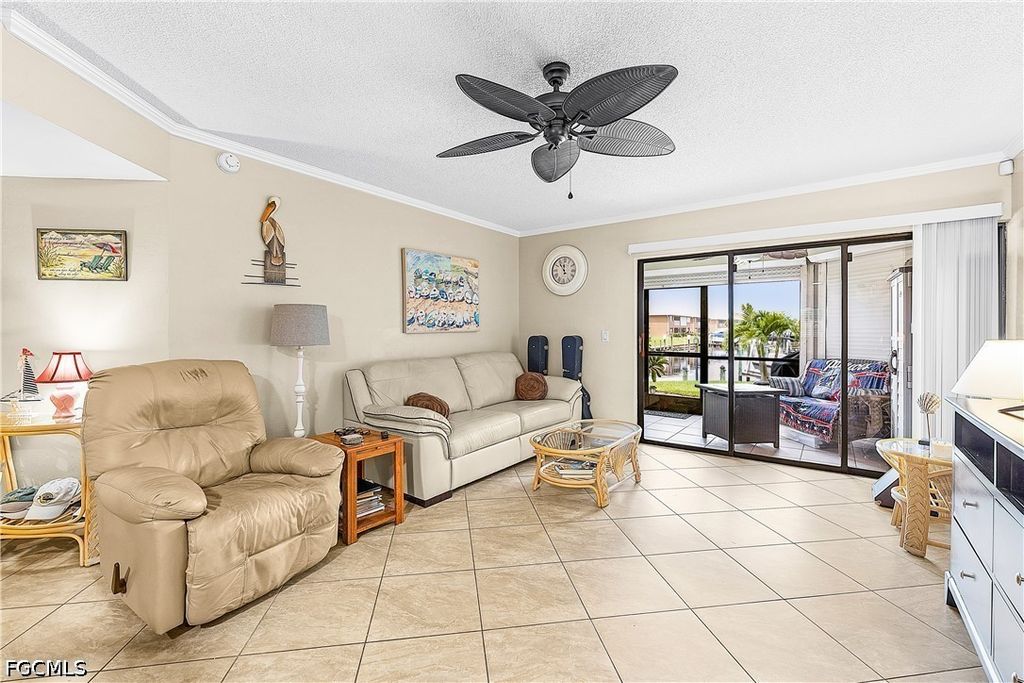 Image 7 of property listing at 4708 SW 8th PL 105, Cape Coral, FL 33914