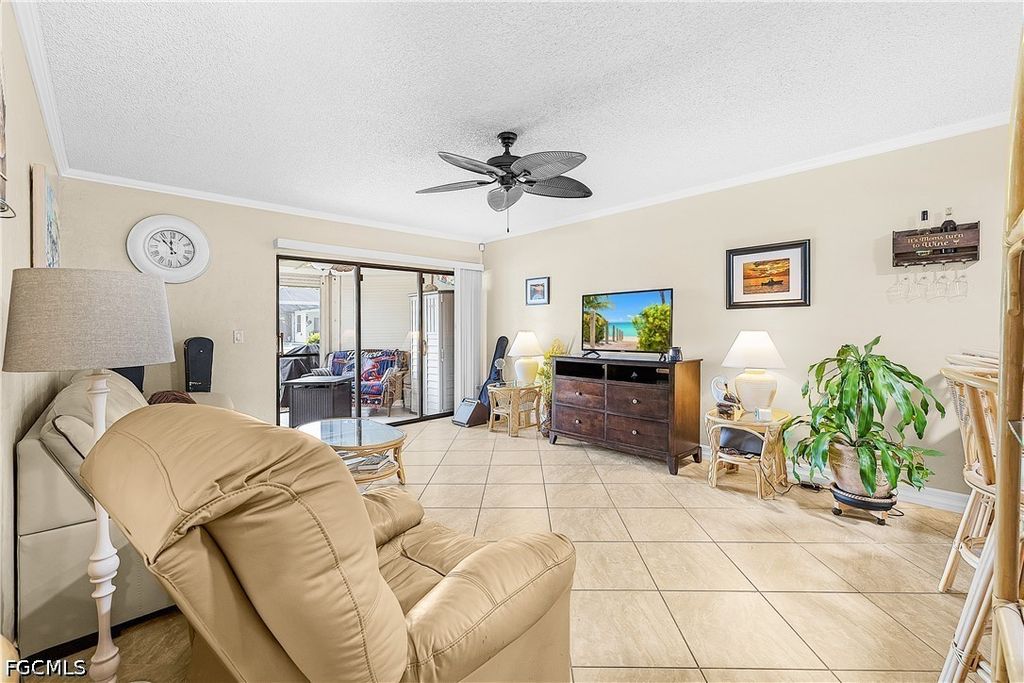 Image 8 of property listing at 4708 SW 8th PL 105, Cape Coral, FL 33914