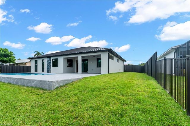 305 SW 15th TER, Cape Coral, FL 33991
