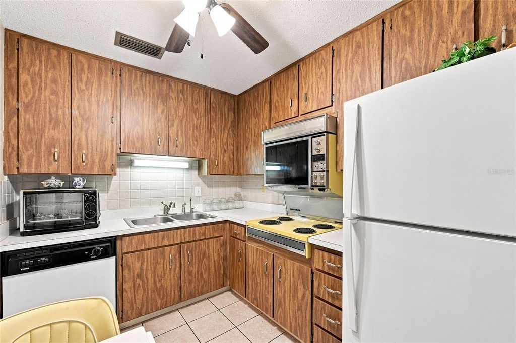 Image 13 of property listing at 2700 BAYSHORE BOULEVARD 2204, Dunedin, FL 34698