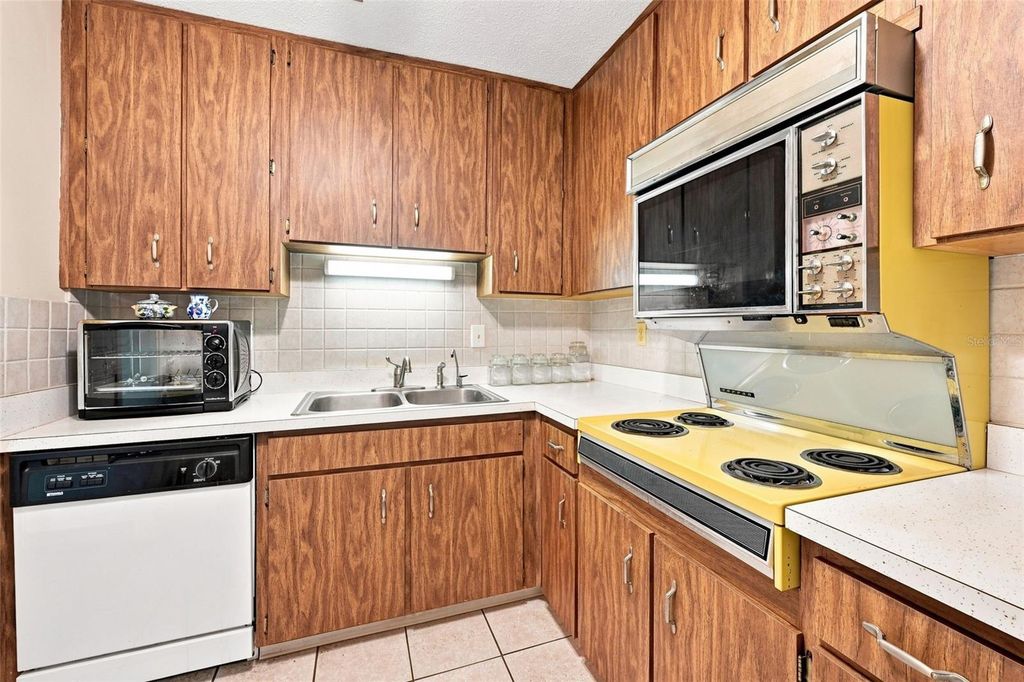 Image 14 of property listing at 2700 BAYSHORE BOULEVARD 2204, Dunedin, FL 34698