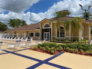 450 W Palm Circle 202, Pembroke Pines, FL 33025