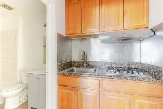 7343 Woodley Avenue 3, Van Nuys, CA 91406