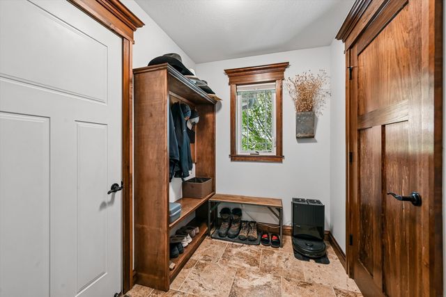 910 Aster Court, Fairfax, IA 52228