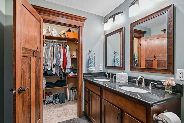 910 Aster Court, Fairfax, IA 52228