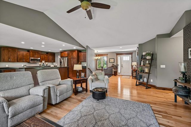 910 Aster Court, Fairfax, IA 52228