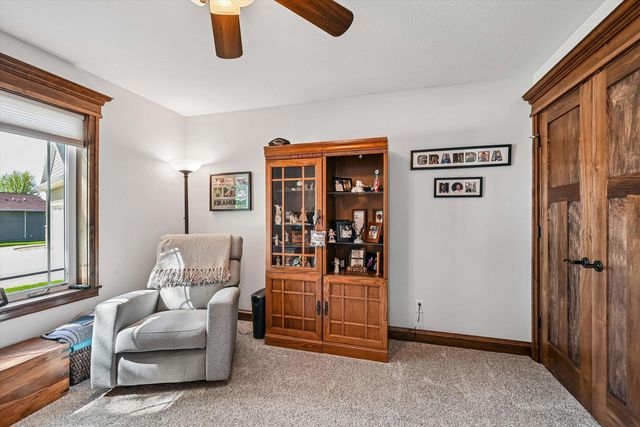 910 Aster Court, Fairfax, IA 52228